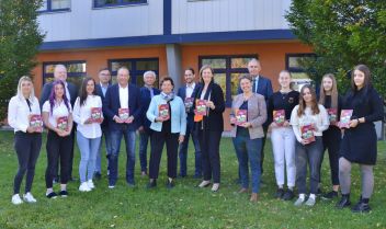 Übergabe des Regionalen SchülerInnenkalenders an das Bildungszentrum Nord mit den beiden LandesrätInnen MMag.a Barbara Eibinger-Miedl, Mag.a Ursula Lackner, den beiden Regionalvorständen des Bezirks Liezen LAbg. Bgm. Armin Forstner und LAbg. Michaela Grubesa, der Geschäftsleitung des RML Regionalmanagement Bezirk Liezen Dr.in Eva Stiermayr, SchülerInnen der HAK Liezen und des Bildungszentrums Nord mit den beiden Direktoren MMag. Wolfgang Lechner und Dipl.-Päd. Jürgen Jenecek sowie Bgm. Alfred Bernhard, Bgm. Helmut Schöttl und Wirtschaftskammerobmann Egon Hierzegger.