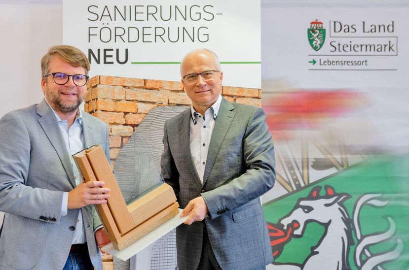 Klubobmann Hannes Schwarz und Wohnbaulandesrat Hans Seitinger präsentieren die neue Förderung für Sanierungen im Wohnbau. 