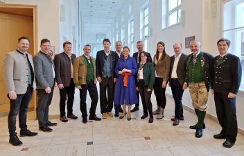 Labg Andreas Gang- Tirol, Nationalrat Andreas Kühberger, Gemeindekassier Alfred Schnepfleitner Bad Mitterndorf, BGM Gerald Loitzl Altaussee, Labg Albert Royer, Obmann Verein Wolfstopp Gerhard Fallent, Landesrätin Susanne Rosenkranz NÖ, Labg. Alexander Schnabel NÖ, Monika Brechtler verein Wolfstopp, Labg Camilla Schwabl SB, Präsident des Gemeindebundes Johannes Pressl, Bgm Franz Frosch Bad Aussee und Bgm Franz Steinegger Grundlsee
