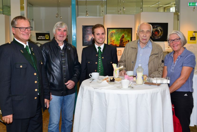 Dir. Manfred Kirchsteiger mit Kunden bei Cafe und Kuchen