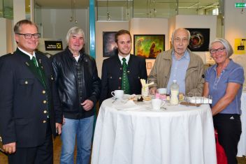 Dir. Manfred Kirchsteiger mit Kunden bei Cafe und Kuchen