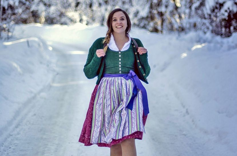 Ein Dirndl passt immer – auch beim Winterwandern im Ausseerland-Salzkammergut.
