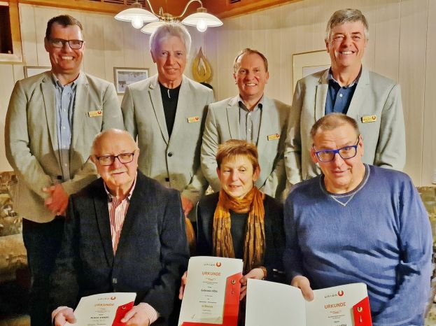Vorstandsmitglieder mit den Ausgezeichneten: Vorne v li: Anton Vogel, Gabriele Hösl und Helmut Hösl