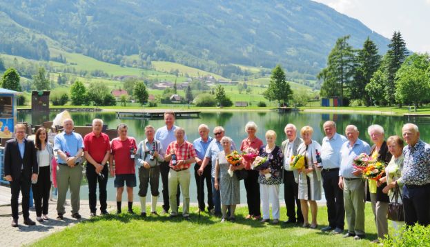 Die Liezener SPÖ-Jubilare mit dem steirischen Klubobmann Hannes Schwarz, Regionalvorsitzendem NAbg. Mario Lindner und LAbg. Michaela Grubesa vor dem idyllischen Badeteich in Lassing