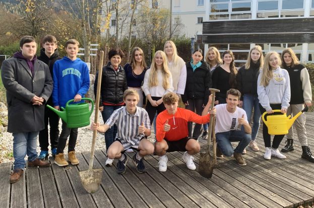 Laborgruppe des Stiftsgymnasiums Admont mit Pädagogin Mag. Dr. Anna Körbisch nach dem Pflanzen der 10-Jahreszeiten-Hecke.