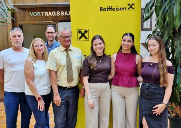 Reinhard Schachner, Mag. Andrea Gauster-Tesch, Dir. MMag. Wolfgang Lechner, Vst.-Dir. Manfred Kirchsteiger Antonela Tomasic, Lea Katic und Helena Obrenovic