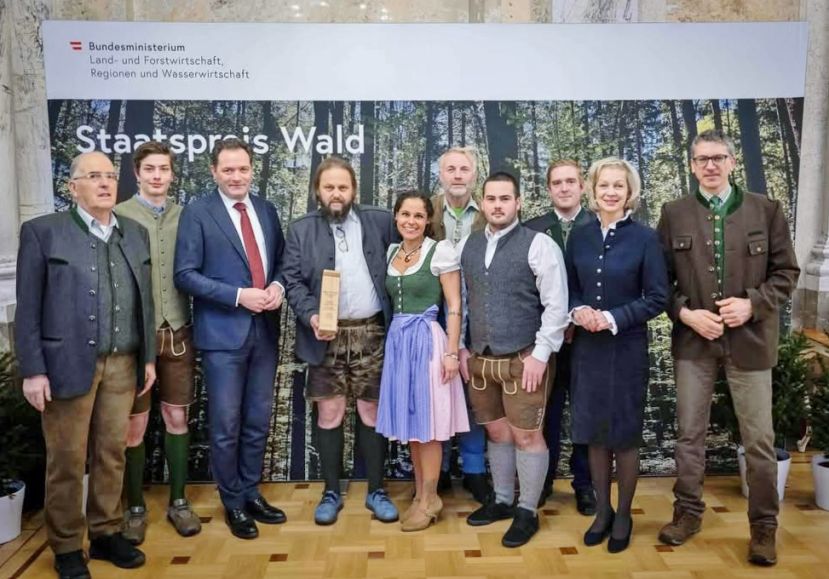 Familie Göschl mit Delegation aus Liezen nimmt den Staatspreis für Forstwirtschaft 2024 von Bundesminister Norbert Totschnig entgegen.