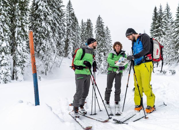 Der Nationalpark Ranger legt oft die erste Spur an und informiert die Gäste im Gelände.