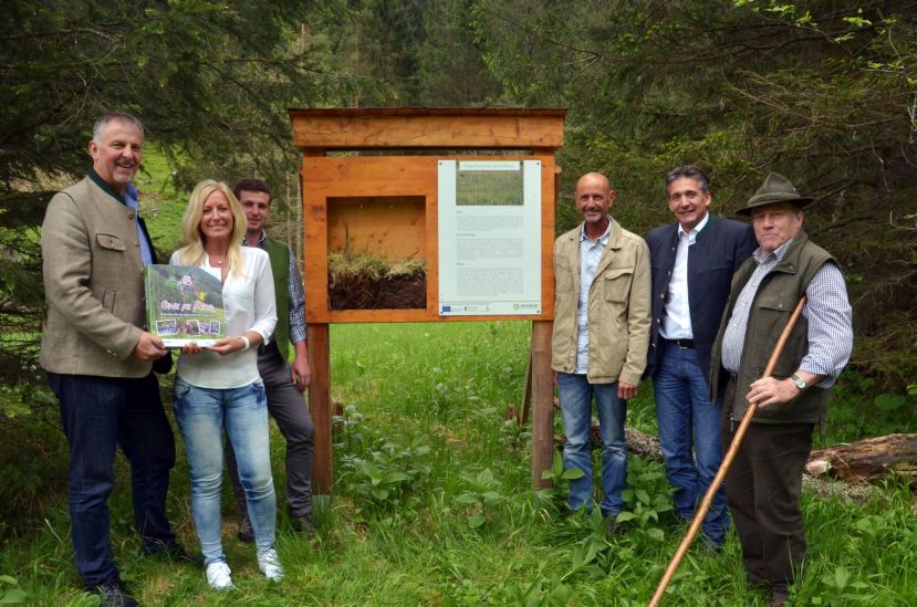 DI Volkhard Maier (GF Naturpark Sölktäler), Dipl.-Päd. Patrizia Mattlschweiger (NMS Stein/Enns), Mathias Stein (Forstgut Kaltherberg), OSR Dir. Hannes Moser (NMS Stein/Enns), Bgm. Werner Schwab (Obmann Naturpark Sölktäler), Hans Zach (Naturparkführer)