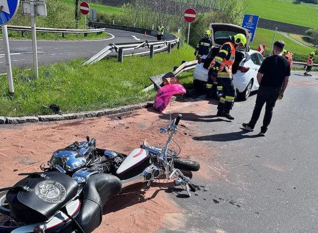 Motorradlenker prallt gegen Pkw in Rottenmann