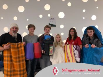 Gymnasium Schüler schenken Wärme