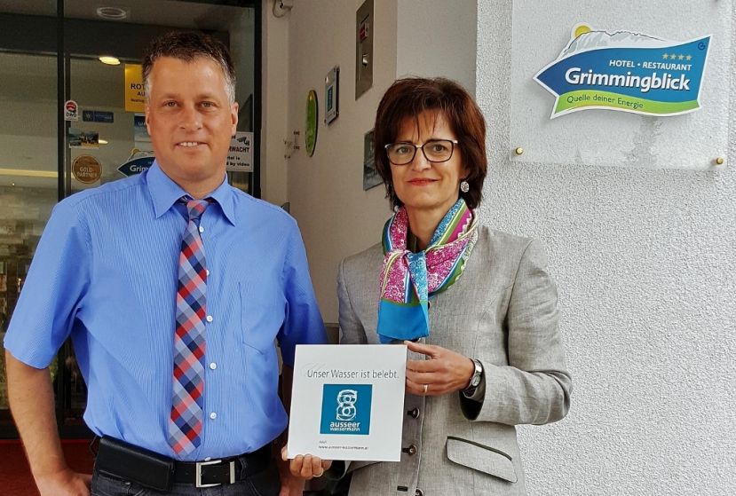 Eduard Podsednik, Direktor des Hotel-Restaurants Grimmingblick in Bad Mitterndorf mit Johanna Köberl vom Ausseer Wassermann