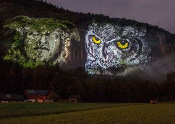 Kunst, Kultur und Natur stehen im Mittelpunkt des begehbaren Open Air Festivals „Sprudel, Sprudel &amp; Musik“ in Gößl am Grundlsee. In den vergangenen Jahren verzauberten eindrucksvolle Lichttapeten die Besucher.