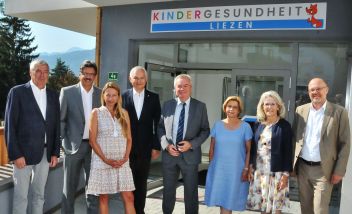 Ing. Wolfram Sacherer, VDir. Wohnbaugruppe Ennstal Dipl. KHBW Ernst Fartek, MBA, Vorstand für Finanzen und Technik Mag. Dr.in Juliane Bogner-Strauß, Landesrätin Ressort: Bildung, Gesellschaft, Gesundheit und Pflege Univ.-Prof. Ing. Dr. Gerhard Stark, Vorstandsvorsitzender der KAGes Anton Lang, Landeshauptmann-Stv. OÄ Dr. Anna Trinkl, hauptverantwortliche Kinderärztin Roswitha Glashüttner, Bürgermeisterin Liezen und Ing. Josef Harb, Vorsitzender des Landesstellenausschusses der ÖGK