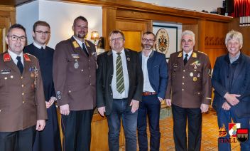 OBI Rudolf Kleewein, Frater Petrus Dreyhaupt, ABI Roland Rohrer, Bezirkshauptmann Hofrat Dr. Christian Sulzbacher, BGM. Chrisitan Haider, EABI Peter Mayer und Alt-BGM Hermann Watzl