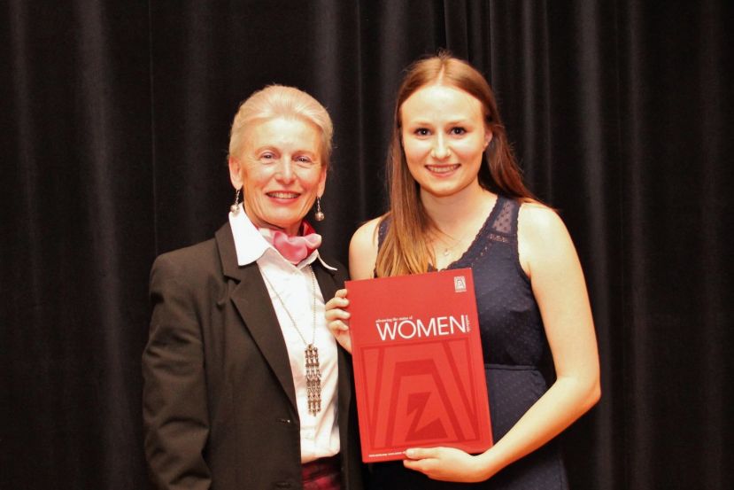 Ingeborg Crailsheim vom Zonta Club Graz mit der Preisträgerin Anna Böhm