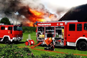 Wohnhaus samt Carport in Brand