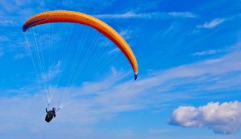 Mit Paragleiter schwer verletzt