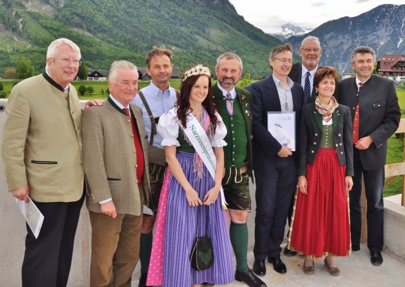 Dr. Reinhard Hohenberg und Dkfm. Richard Winkler (Errichtergesellschaft), Dr. Matthias Grill (Sprecher Forum Pro Bad Aussee), Narzissenprinzessin Carola Pliem, Vizebürgermeister Franz Frosch, DI Robert Wendl (Bauaufsicht), Rainer Pethran (Betreibergesellschaft GMF), 1. Vizebürgermeisterin BR Johanna Köberl, BM DI Hartwig Holweg (Porr).