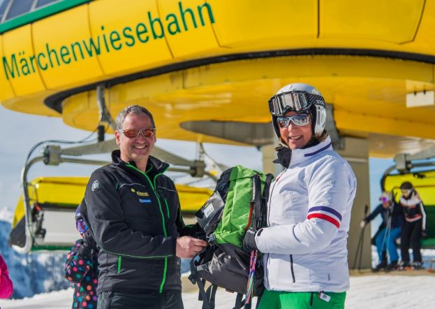 Ilse aus Schladming freute sich über den Planai Rucksack mit Geschenken – überreicht von Herbert Vrece.