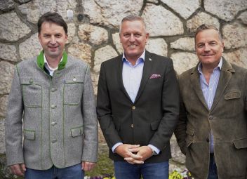 FPÖ-Bezirksparteiobmann LAbg. Albert Royer, FPÖ-Landesparteiobmann Mario Kunasek und der steirische Abgeordnete zum Europäischen Parlament Georg Mayer.
