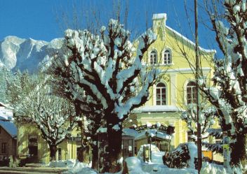 Idyllisch präsentiert sich das Kur- und Congresshaus Bad Aussee im Winter.