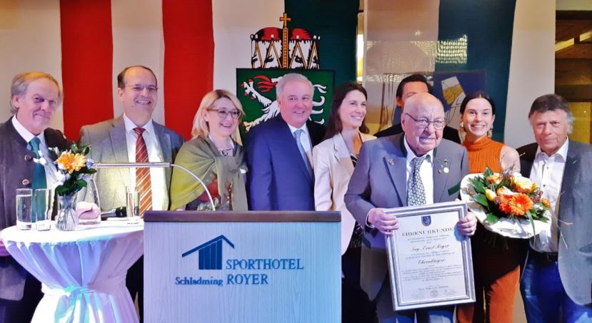 Ehrenbürger Ing. Ernst Royer mit Laudatoren und Familie