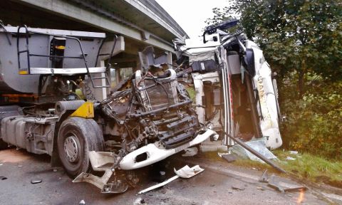 Schwerer Unfall mit 2 LKW