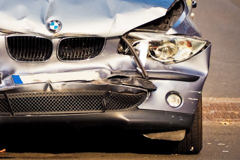 Bei Serienunfall dreier Pkw verletzt