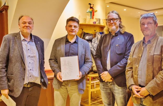 Ortsstellenleiter Gernot Schweiger übergibt die Urkunde an Philipp Forstner, Bgm. Roland Raninger und Bezirksstellenleiter Mag.Thomas Lackner