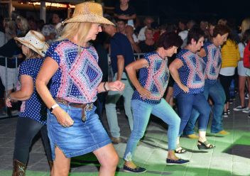 Line Dance vor dem Kulturhaus