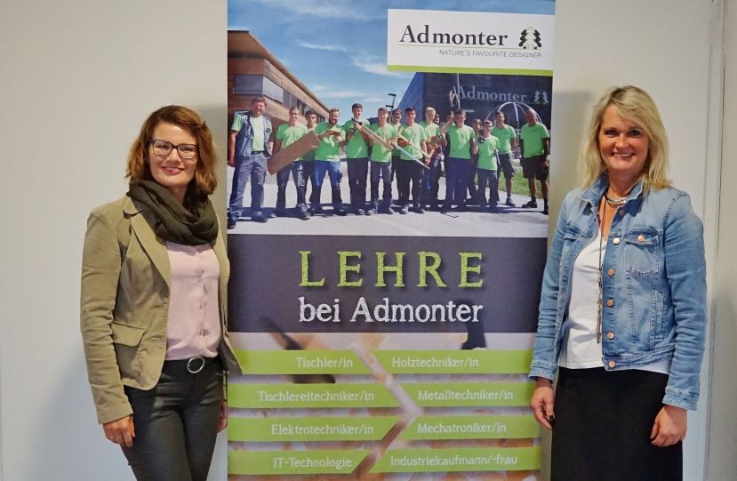 Sabine Stachl (Admonter Holzindustrie AG) und Mittelschuldirektorin Silvia Jetz
