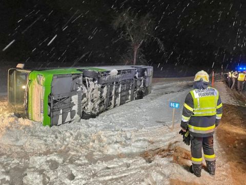 Nach Windböe Bus umgekippt