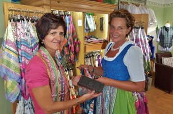 Johanna Köberl vom Ausseer Wassermann und Martina Reischauer, Inhaberin von Mautner Drucke, mit einem der wertvollen Druckmodel.