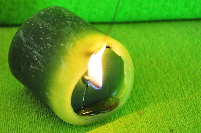 Kerze löste Zimmerbrand aus.