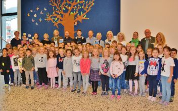 Den Schülerinnen und Schülern der Volksschule Liezen wurde vom Projektteam „Sicherer Schulweg“ der druckfrische Schulwegplan überreicht.