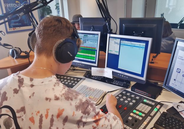 Ein Schüler des Stiftsgymnasiums Admont am Mischpult während der Livesendung © Radio Freequenns