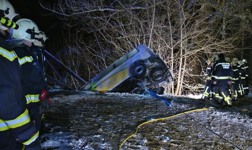 Kleinbus stürzte beinahe in die Enns