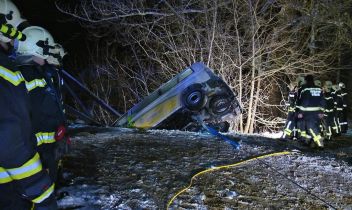 Kleinbus stürzte beinahe in die Enns