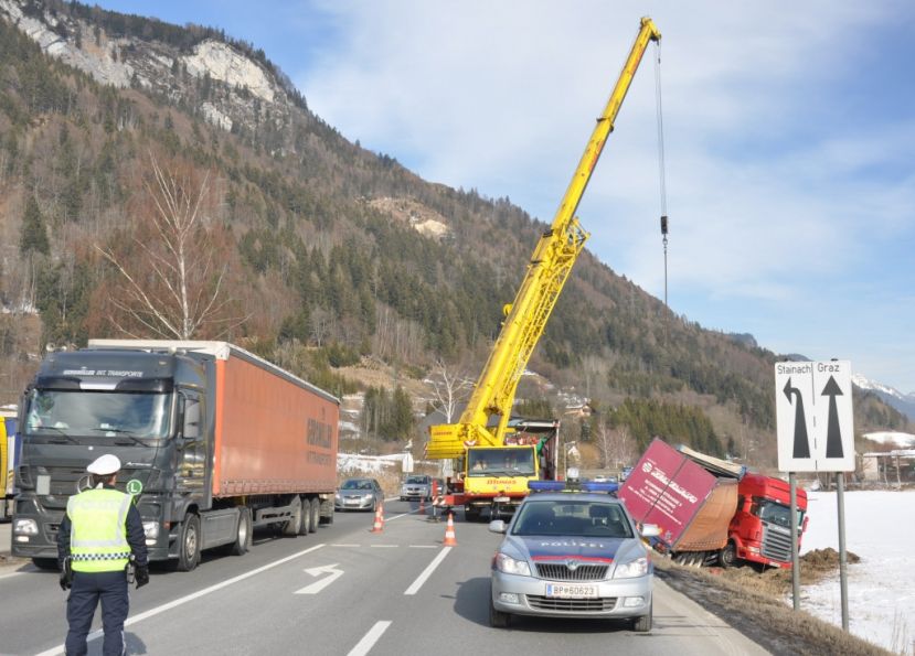LKW Endladung bei Westeinfahrt...