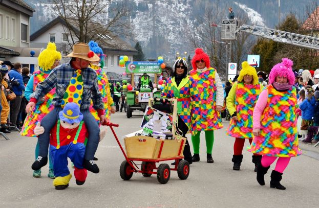 "Faschingsparade" der Versicherungen