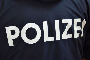 Zwei Fahrzeuge prallten gegen Stützmauer