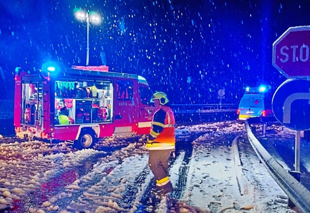 Verkehrsunfall mit eingeklemmter Person