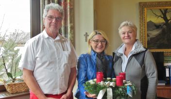 Adventkranzübergabe der Klinik Diakonissen Schladming an die Stadtgemeinde Schladming: Ärztlicher Direktor Dr. Karl Wohak, Bürgermeisterin Elisabeth Krammel, Pflegedirektorin Birgit Haunschmid