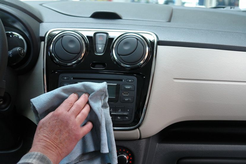Auch der Innenraum eines Fahrzeuges sollte regelmäßig gereinigt werden. 