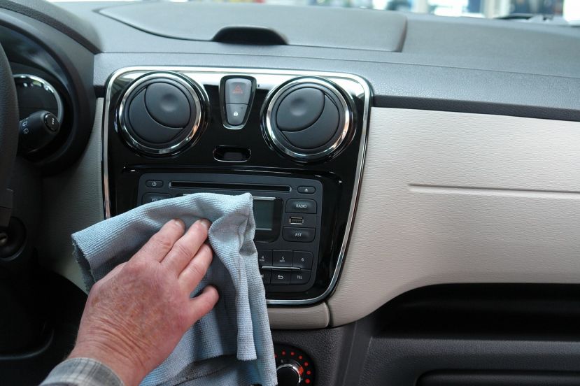 Auch der Innenraum eines Fahrzeuges sollte regelmäßig gereinigt werden.