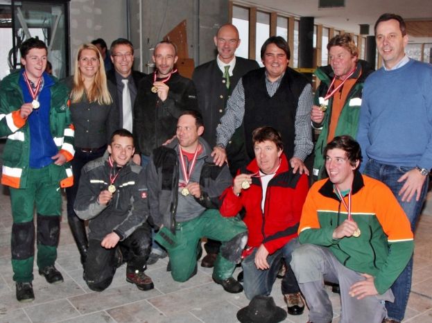 NAbg. Elisabeth Hakel, Vgbm. Hannes Pichler, Bgm. Jürgen Winter und NAbg. Josef Muchitsch beim Lokalaugenschein in Schladming.