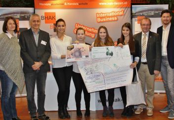 Mag. Gerhild Lackner, Mag. Simon Pichlmayer, Erleta Mehmeti, Erika Turk, Anna Böhm, Katrin Schönegger, Direktor Josef Ahornegger, Mag. Harald Reichmann