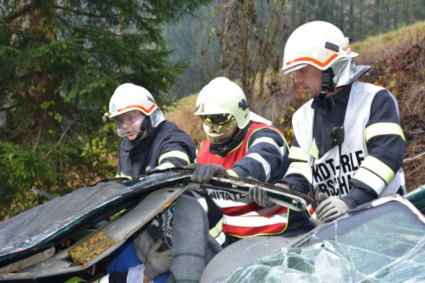 17-Jährige mit PKW überschlagen