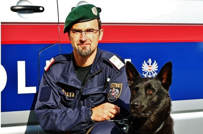 „Nero“, mit Diensthundeführer Kontrollinspektor Gerhard Jessner